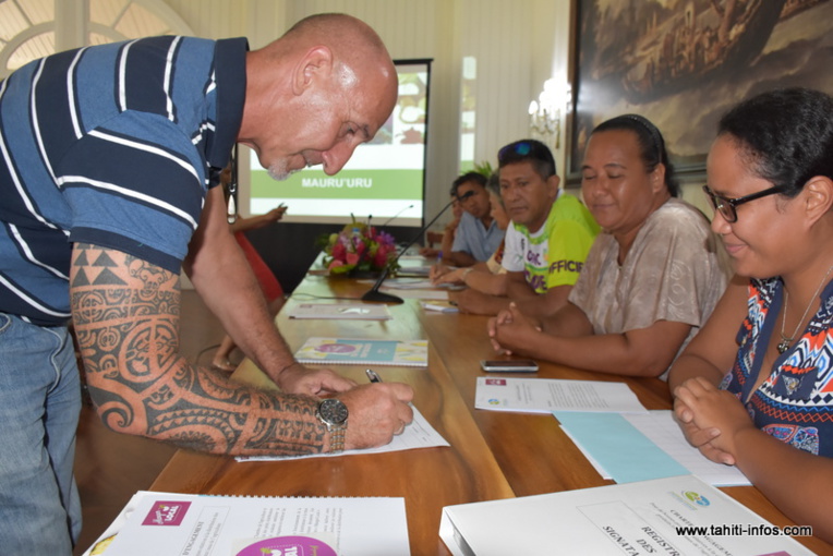 Manger local : producteurs et commerçants signent une charte de bonne conduite Manger local : producteurs et commerçants signent une charte de bonne conduite