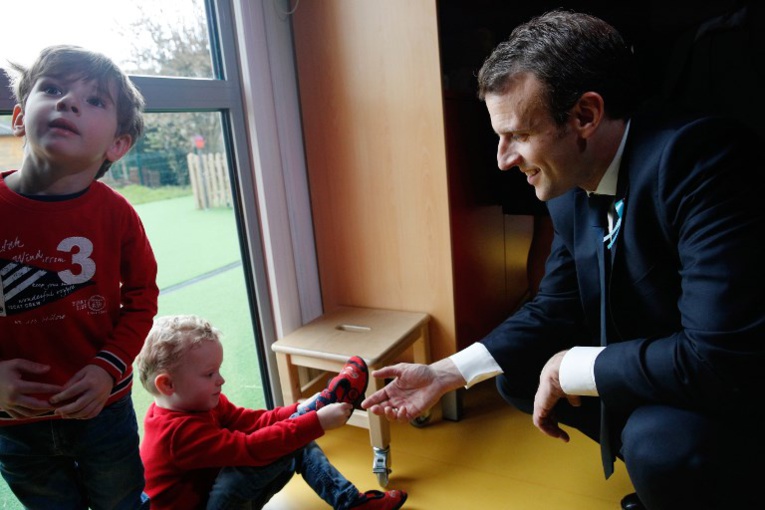 Macron dévoile le plan autisme, sur fond de contestation sociale Macron dévoile le plan autisme, sur fond de contestation sociale