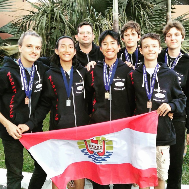 Arnaud Bellanger avec ses élèves lors des dernières Océania