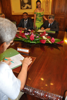 Etat/Pays: Signature de la convention relative à  la Gendarmerie nationale.