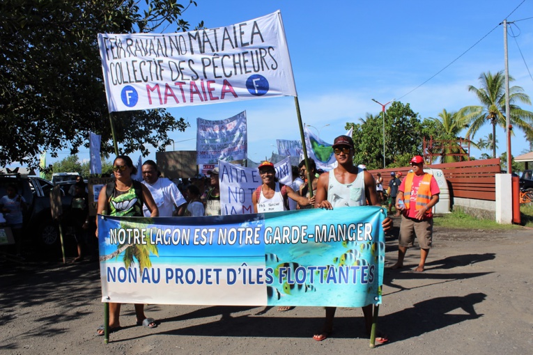 Environ 200 personnes étaient présentes samedi matin à la marche lancée par collectif "des pêcheurs de Mataiea.