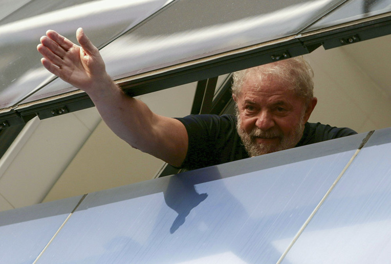 Premier jour de prison pour Lula, qui espère une sortie rapide