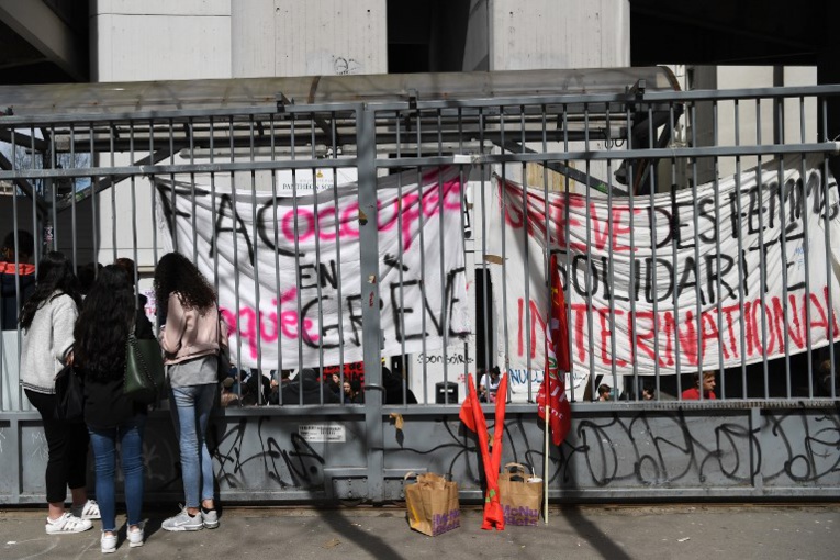 Universités: Macron dénonce "une manipulation", recours à la force en suspens à Tolbiac Universités: Macron dénonce "une manipulation", recours à la force en suspens à Tolbiac
