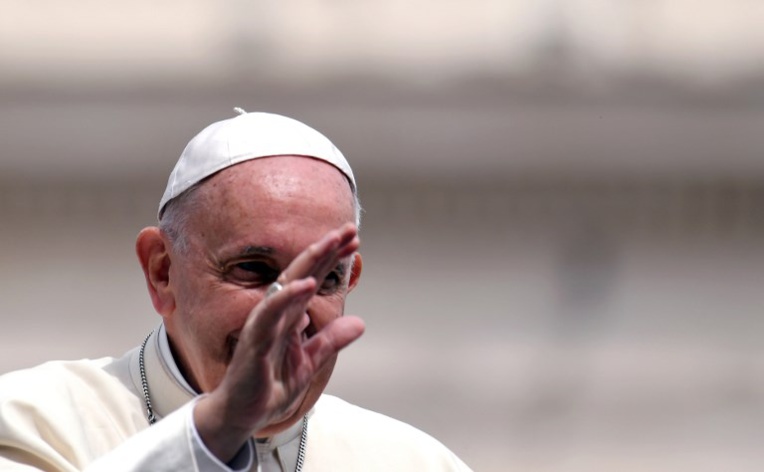 Le pape reçoit un Français grièvement blessé après avoir défendu un couple