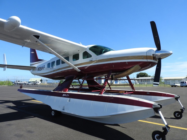 Le premier hydravion de la compagnie est de type Cessna 208 Caravan Amphibie et peut transporter jusqu'à huit passagers.