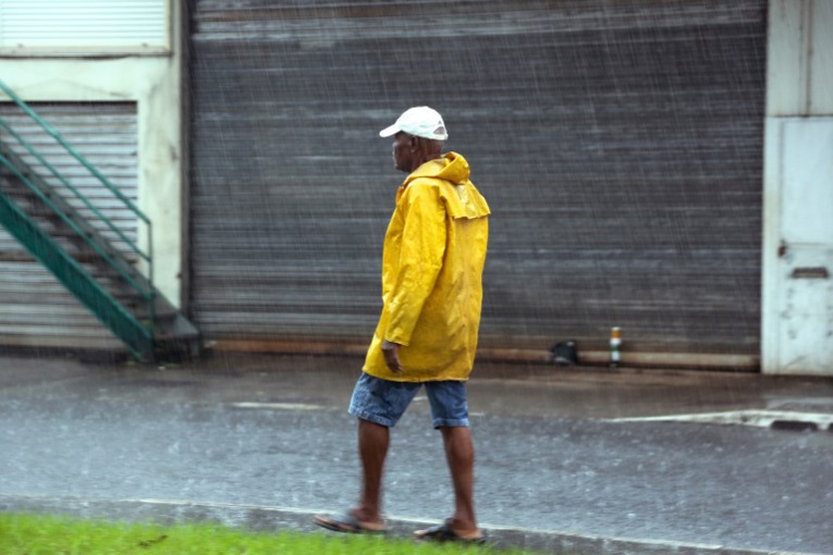 Fortes pluies et orages en Martinique: inondations, glissements de terrain, routes coupées