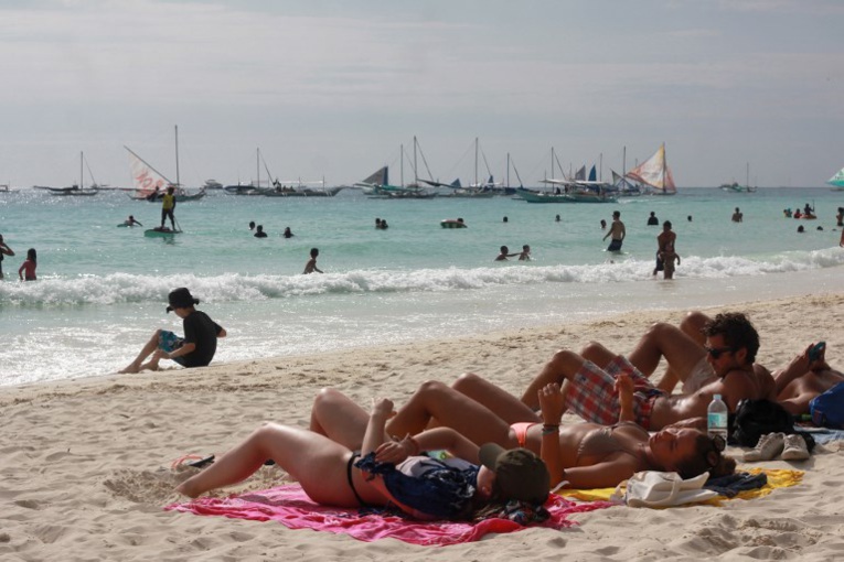 Philippines: des centaines de policiers dans l'île "fosse septique" fermée aux touristes Philippines: des centaines de policiers dans l'île "fosse septique" fermée aux touristes