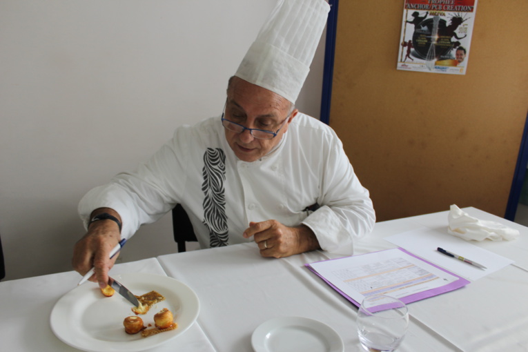 L'un des membres du jury exécutant sa difficile mission de goûter les confections. L'un des membres du jury exécutant sa difficile mission de goûter les confections.