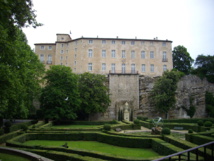 Antoine Reymond Joseph de Bruni d’Entrecasteaux était d’une famille noble du Var, dont le château massif existe toujours.