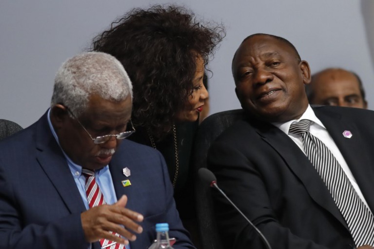 De violentes manifestations en Afrique du Sud contraignent le président à rentrer au pays De violentes manifestations en Afrique du Sud contraignent le président à rentrer au pays