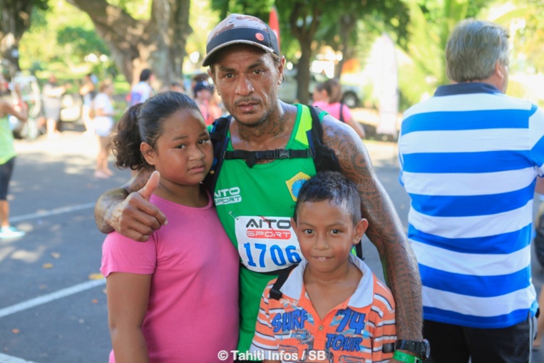 Ervin Avaemai et ses enfants Ervin Avaemai et ses enfants