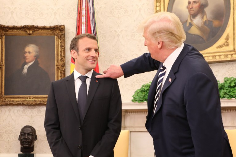 Trump époussette les pellicules de Macron Trump époussette les pellicules de Macron