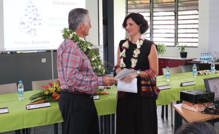Le Dr Roberta Pastore, a remis hier au ministre de la Santé de la Polynésie française, Jacques Raynal, un certificat officialisant l'élimination de l'hépatite B en Polynésie chez les enfants. Crédit présidence de la Polynésie française.
