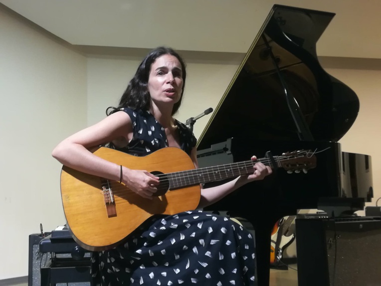Yael Naim envoûte la masterclasse du Conservatoire