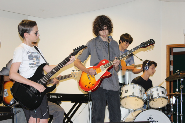 "Hôtel California" de Eagles, "Money for nothing" de Dire Straits ou encore "Eye of the Tiger" de Survivor, les jeunes ont enchaîné les tubes. "Hôtel California" de Eagles, "Money for nothing" de Dire Straits ou encore "Eye of the Tiger" de Survivor, les jeunes ont enchaîné les tubes.