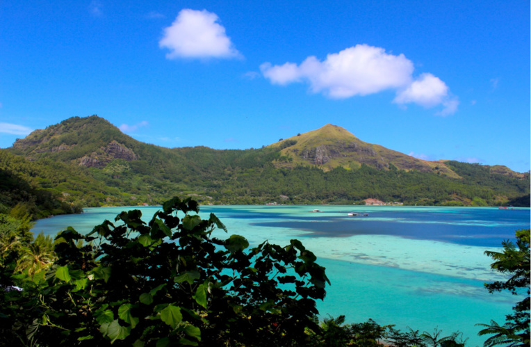 Les deux sommets dominant Mangareva : à gauche, le mont Duff, aussi appelé Auorotini (441m), et à droite, le mont Mokoto (423 m) à la végétation rare. Les deux sommets dominant Mangareva : à gauche, le mont Duff, aussi appelé Auorotini (441m), et à droite, le mont Mokoto (423 m) à la végétation rare.