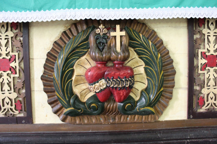 Le symbole des « Picpus », qui évangélisèrent les Gambier, les sacrés cœurs de Jésus et de Marie. Le symbole des « Picpus », qui évangélisèrent les Gambier, les sacrés cœurs de Jésus et de Marie.