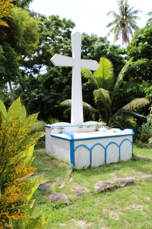 Partout aux Gambier (ici à Akamaru), la présence de la Mission catholique est bien visible. On doit aux pères bâtisseurs plus de cent dix monuments.