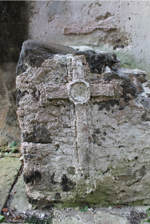 La pierre taillée dans des blocs de corail, semble elle aussi avoir été convertie, comme le montre cette croix à l’intérieur du couvent du Rouru.