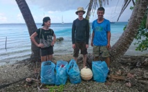 Trois volontaires de l'équipage du O'Deline à Takaroa Trois volontaires de l'équipage du O'Deline à Takaroa
