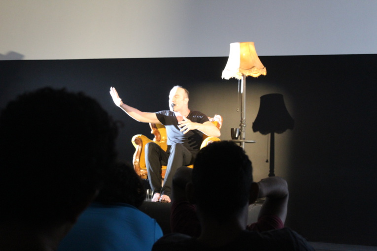 Le comédien Erwan Daouphars est seul sur scène pendant une heure.