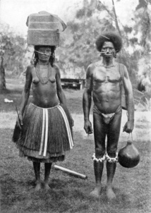 Un chef local, Gaganamole, et son épouse, photographiés au début du XXe siècle. Un chef local, Gaganamole, et son épouse, photographiés au début du XXe siècle.