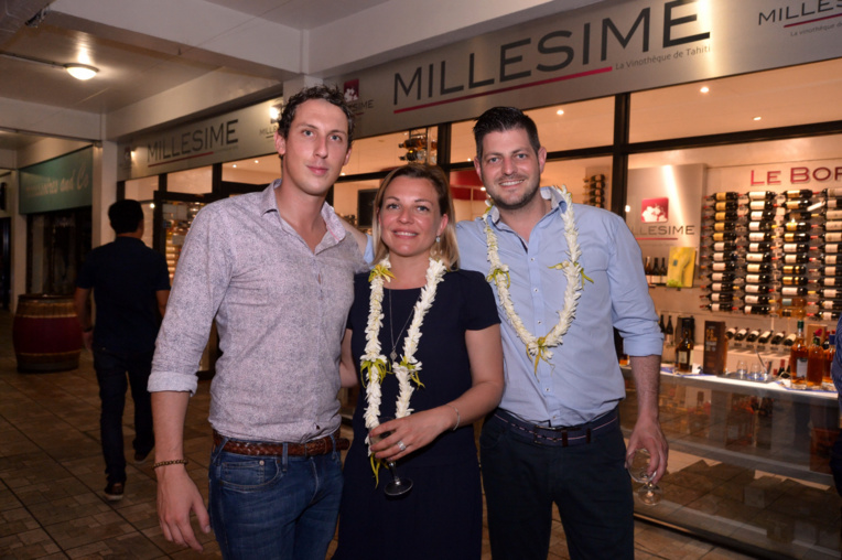 Art et vin pour un  « Verre-Nissage » Plazza Haute du Centre Vaima