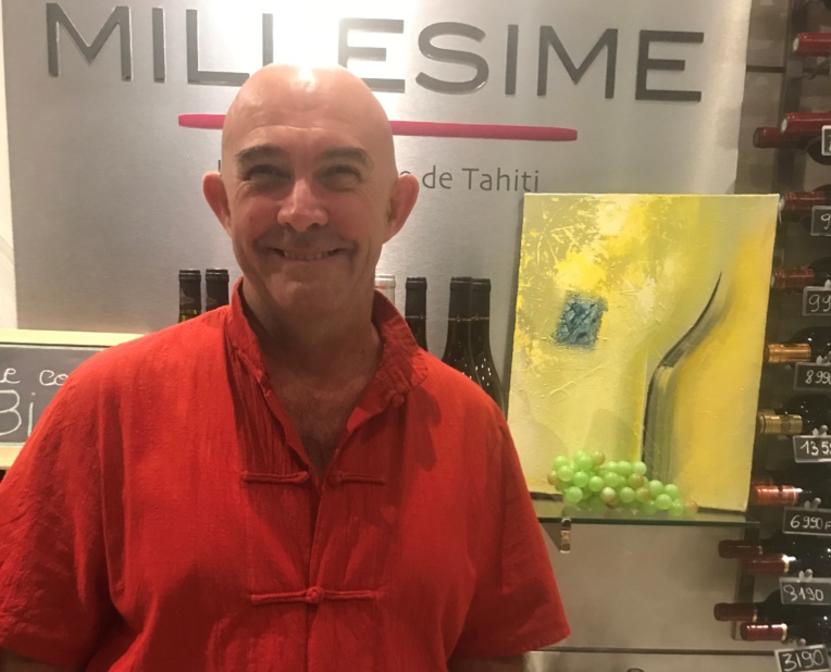 Gotz : "Je ne bois pas quand je peints mais j’aime beaucoup le vin c’est plein d’arômes, pleins de choses. J’ai réalisé deux tableaux « blanc « et « rouge ». Sur le premier, j’ai peint ce que le vin blanc évoque pour moi : une touche de minéral, une forme un peu plus droite, j’évoque les choses plutôt que de les figurer vraiment. Pour le rouge j’ai peint des formes beaucoup plus rondes, plus fruitées." Gotz : "Je ne bois pas quand je peints mais j’aime beaucoup le vin c’est plein d’arômes, pleins de choses. J’ai réalisé deux tableaux « blanc « et « rouge ». Sur le premier, j’ai peint ce que le vin blanc évoque pour moi : une touche de minéral, une forme un peu plus droite, j’évoque les choses plutôt que de les figurer vraiment. Pour le rouge j’ai peint des formes beaucoup plus rondes, plus fruitées."