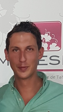 Art et vin pour un « Verre-Nissage » Plazza Haute du Centre Vaima Art et vin pour un « Verre-Nissage » Plazza Haute du Centre Vaima