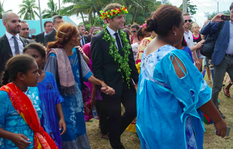 A Ouvéa, Emmanuel Macron tente de « réconcilier les mémoires » A Ouvéa, Emmanuel Macron tente de « réconcilier les mémoires »