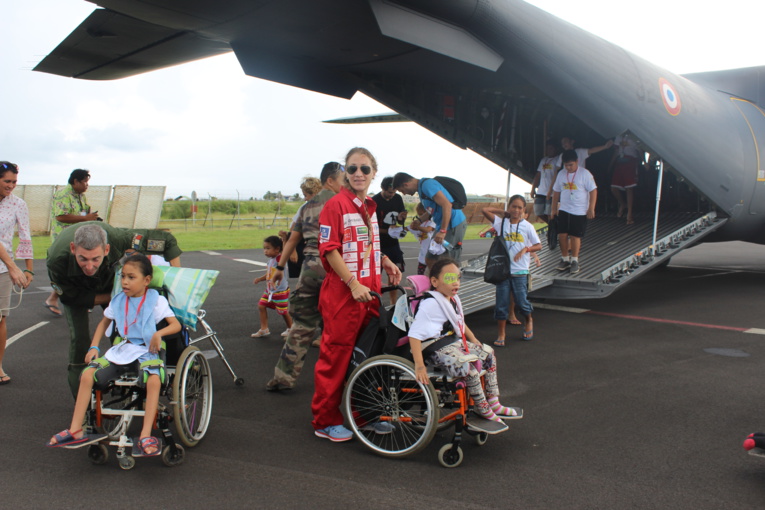 Les enfants heureux à la sortie du Casa.