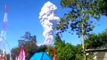 Indonésie: évacuations après l'éruption d'un volcan