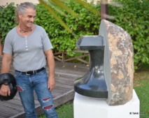 Philippe devant le Punu sortant de la Pierre de Jonathan Mencarelli Philippe devant le Punu sortant de la Pierre de Jonathan Mencarelli