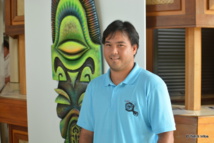 Raitu Teamo devant sa pièce préférée Raitu Teamo devant sa pièce préférée