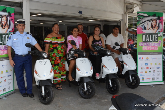 Les gagnants de l'opération "Halte à la prise de risques" ont reçu vendredi leurs scooters et leurs casques.