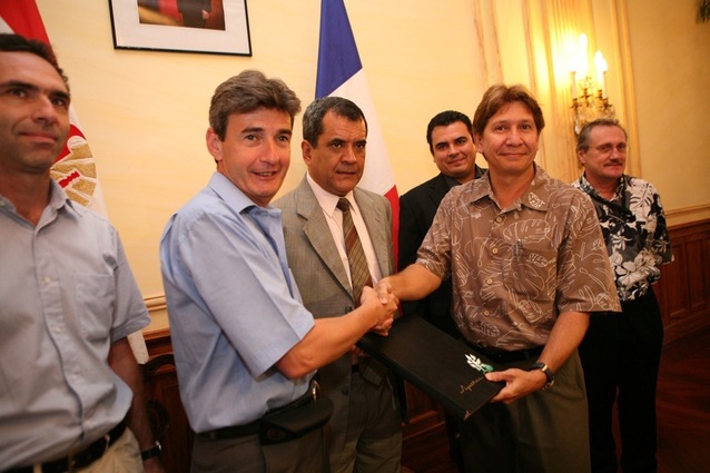 De g. à d. : Eric Berthon, Philippe de Fontaine Vive, Edouard Fritch,  Teva Rohfritsch, Matahi Brothers, et Claude Periou