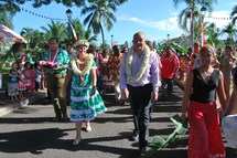 N°1 : La délégation de Païta accueillie par les élus et le personnel de la Ville de Pirae en présence des enfants des centres aérés de la commune de Pirae, invités pour être les témoins du jumelage de Païta et Pirae.
