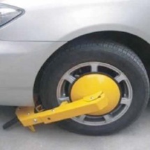 Trois scooters ont été immobilisés ainsi qu’une voiture par la pose d’un sabot Trois scooters ont été immobilisés ainsi qu’une voiture par la pose d’un sabot