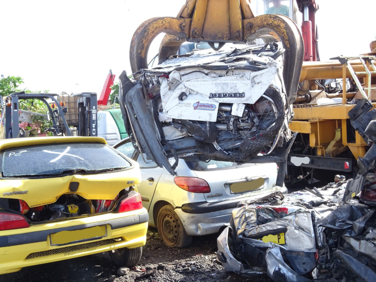 Un deux-roues non homologué, non réceptionné et d’usurpation de plaque d’immatriculation, ainsi qu’une trentaine de kits moteurs comprenant cylindre, culasses, kit d’admission et échappement saisie lors des opérations "anti-runs", ont aussi été détruits, lundi. Un deux-roues non homologué, non réceptionné et d’usurpation de plaque d’immatriculation, ainsi qu’une trentaine de kits moteurs comprenant cylindre, culasses, kit d’admission et échappement saisie lors des opérations "anti-runs", ont aussi été détruits, lundi.