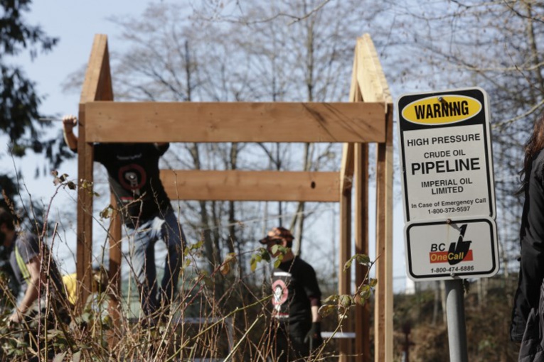 Oléoduc controversé: le gouvernement canadien veut passer en force Oléoduc controversé: le gouvernement canadien veut passer en force