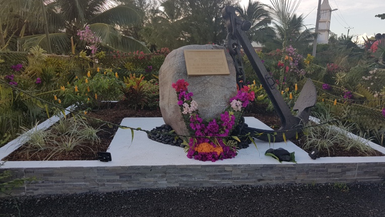 Inauguration de la stèle rénovée de Bougainville à Hitia'a Inauguration de la stèle rénovée de Bougainville à Hitia'a