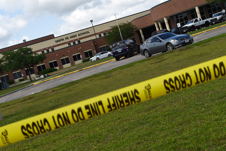Les Texans se recueillent après le carnage dans un lycée Les Texans se recueillent après le carnage dans un lycée