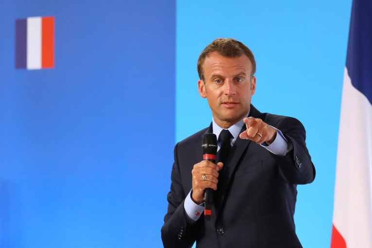 Macron appelle à "changer de méthode" pour les banlieues