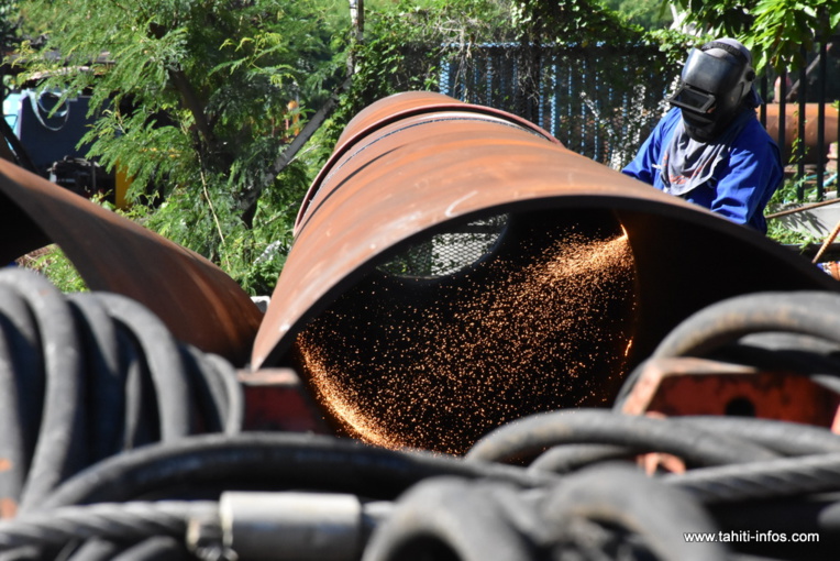 Les pieux métalliques sur lesquels sera posé le nouveau pont de Motu Uta sont enfoncés jusqu'à 50 mètres dans le sol corallien. Les pieux métalliques sur lesquels sera posé le nouveau pont de Motu Uta sont enfoncés jusqu'à 50 mètres dans le sol corallien.
