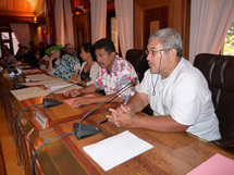 Les rapporteurs (de droite à gauche) : Mahinui TEMARII et Jean TAMA