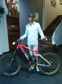 Medhi, de la société Haibike, propose de s'initier aux vélos électriques.