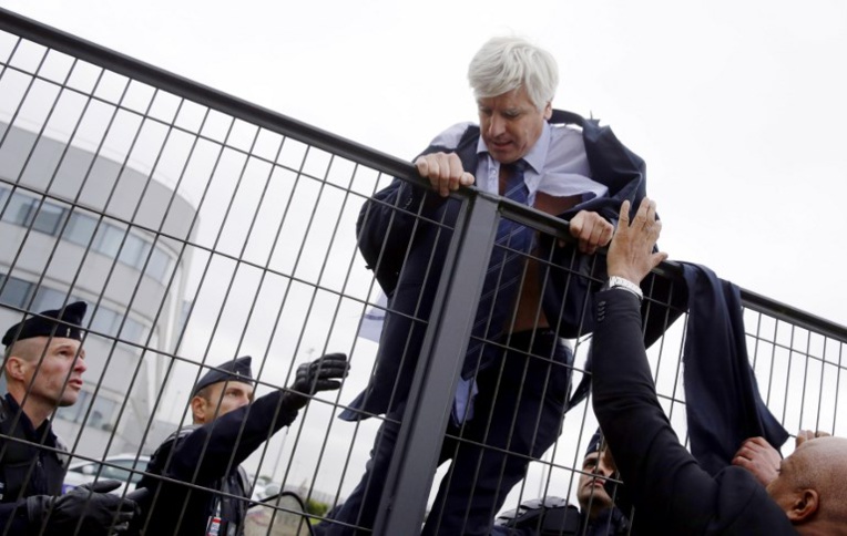 "Chemise arrachée": peine confirmée pour les ex-salariés d'Air France qui veut "tourner la page"