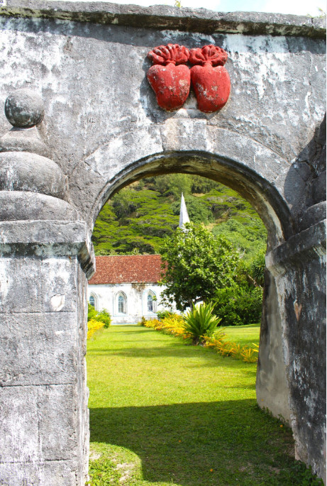 La porte devant le quai de Agakono, à Taravai, donnant accès à l’église St Gabriel. Elle est ornée des cœurs de Jésus et de Marie, emblème des Picpus.