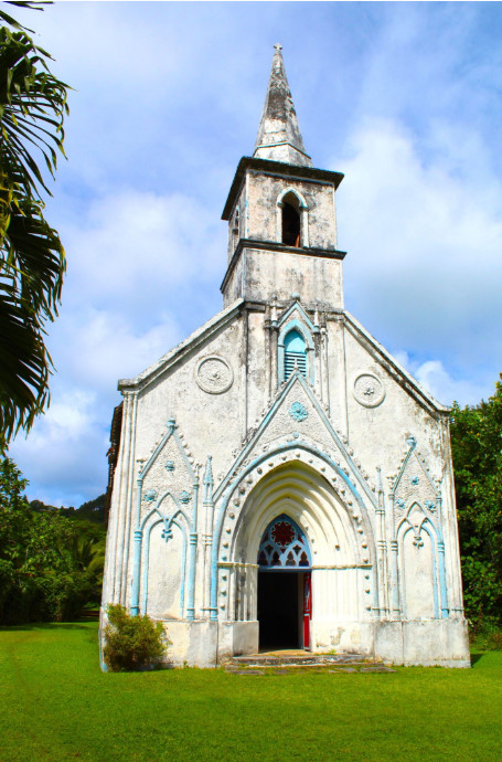 La superbe église gothique de Taravai ; recouverts de chaux, de gros coquillages « sept doigts » ornent la partie supérieure du portail d’entrée.