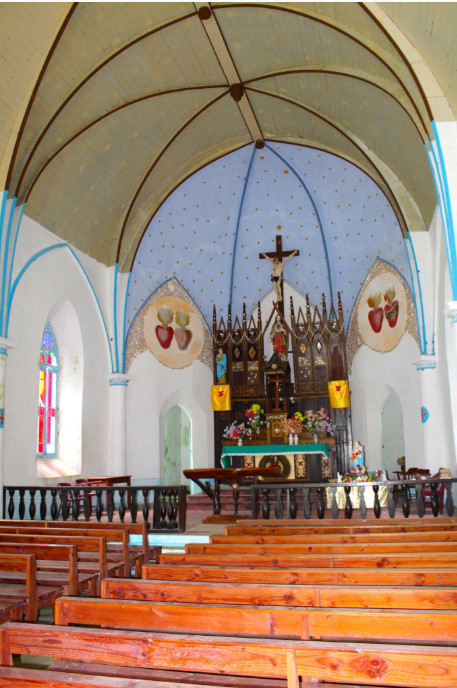 L’intérieur de l’église St Gabriel de Taravai est parfaitement entretenu par les fidèles de l’archipel.